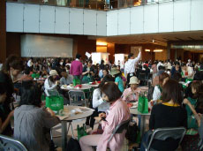 見る間に席も埋まってしまいました。