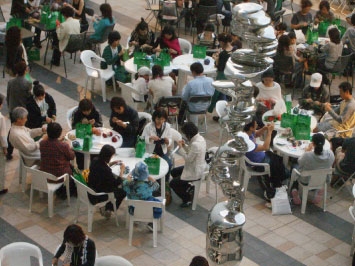 屋内も屋外もみなさん、楽しそうにあみものしてらっしゃいます。