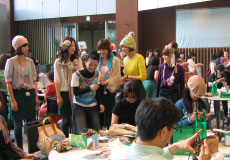 見る間に席も埋まってしまいました。