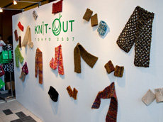 同じ編み方でも糸によって雰囲気が変わります。