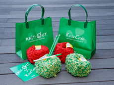 かぎ針と棒針が選べるキット。毛糸はお一人二つです。