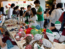 みなさん、毛糸選びに余念がありません。