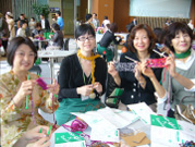 カップル、ファミリー、お友達同士いろんな方がニットにチャレンジ!