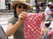 カップル、ファミリー、お友達同士いろんな方がニットにチャレンジ!