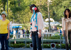 ニットアクセサリーのショー。 モデルさん達が飾ったポンポンのマイクで熱唱。