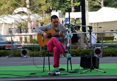 ニットアクセサリーのショー。 モデルさん達が飾ったポンポンのマイクで熱唱。