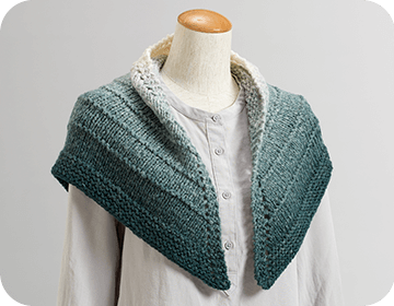 ストライプ模様の三角ショール