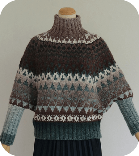 輪針で編む編み込みプルオーバー