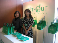 LCȃO[̃Lbg̎܁B  󂯕tłnB