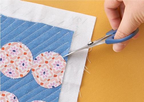 縫い目の合間に1〜2cmの切り込みを入れます