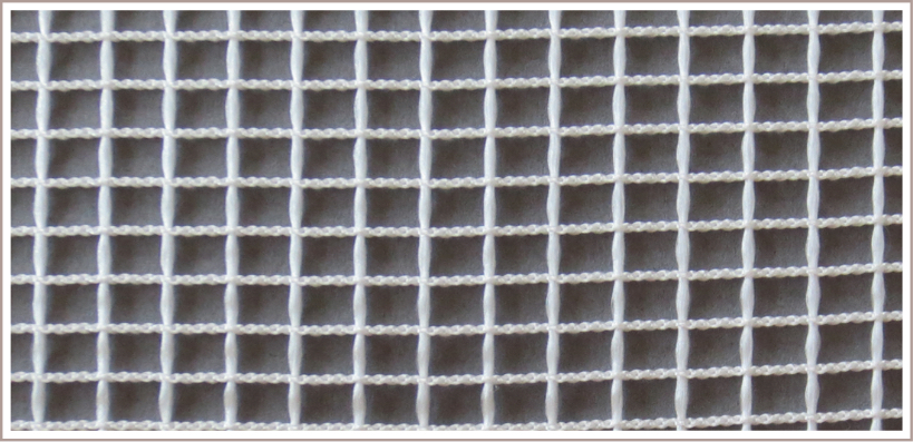 メッシュのマス目の大きさは約5×7mmです。